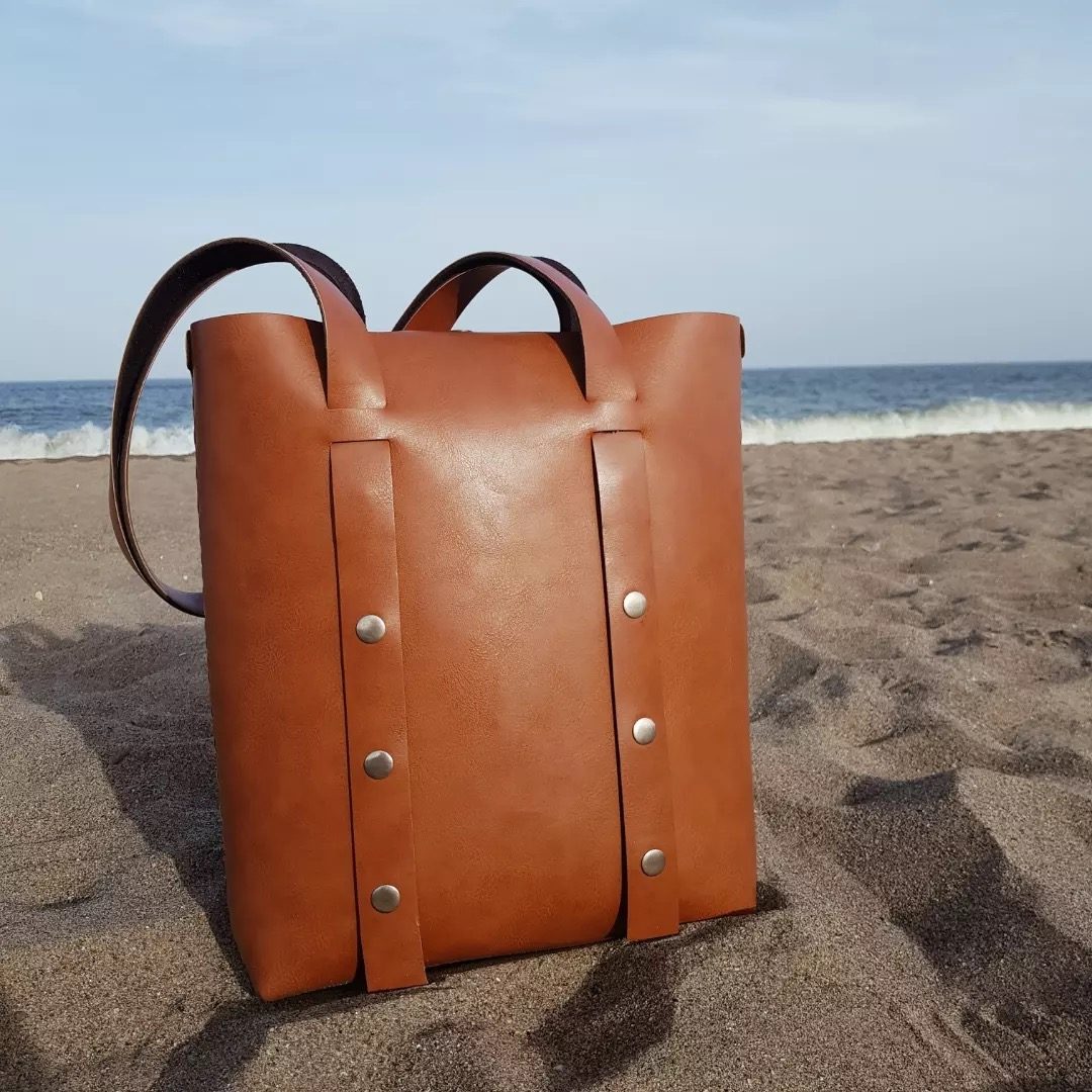 Tote de cuero vegano cognac de GLÜCK en la playa